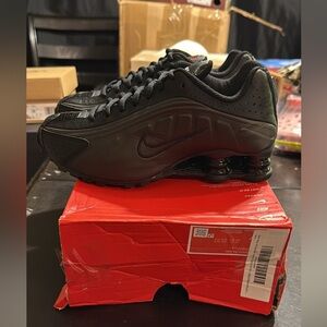 Brand new Nike Shox R4 Big Kids Black/Black size 5y/6.5 women no lid